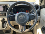 握りやすい形状で、運転席からメーターや前方を見渡しながら扱えるステアリングです。手元にはスイッチも備わり、運転姿勢を保ったまま機能を操作しやすい配置です。