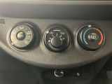 シンプルで使いやすい位置にスイッチがあるマニュアルエアコン搭載車です
