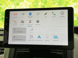 ラジオやBluetooth、スマートフォン連携など、利用できる機能が画面上に整理されています。タッチ操作で目的の項目を選びやすく、移動中の音楽や情報確認に便利です。