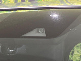 【エマージェンシーブレーキ】走行中に前方の車両等を認識し、衝突しそうな時は警報とブレーキで衝突回避と被害軽減をアシスト。より安全にドライブをお楽しみいただけます。