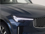 ひときわ印象的なT字型のLEDヘッドライトは、新世代のボルボを象徴するユニークなアイコンとなっています。LEDデイタイム・ランニング・ライトやポジションライト、ウインカーの役割も果たします。