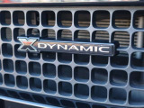 フロントグリルのX-DYNAMICエンブレムです。