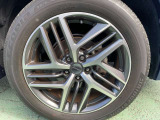 日産純正アルミホイール。デザインもシンプルでダイナミック