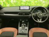 運転席から前方を見渡しやすく、計器類や中央の画面も視線を移しやすい位置に配置されています。落ち着いた色合いのシートとすっきりした室内で、毎日の移動を快適にお過ごしいただけます。