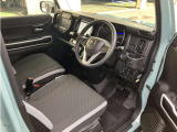 インパネ廻りと運転席です!シンプルにスッキリとまとまっています。運転操作に迷いにくくなっておりとても運転しやすいです。