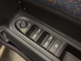 かつてはセンターパネルの航空機風トグルスイッチで操作する独特な配置が伝統でした。現行モデルでは利便性を考慮してドア側に配置されていますが、直感的でカチッとした心地よい操作感は健在です。