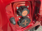 サクラの充電は運転席側リアドアすぐ左にございます。ご自宅等の普通充電口と屋外等の急速充電口があります。大きさも異なるためわかりやすいです。