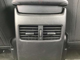 後部座席にもエアコン吹き出し口がしっかり装備されています。