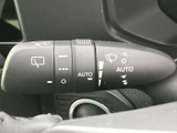 表示がレバー上にまとまり、操作の目安を視覚的に確認しやすい設計です。運転席から手を伸ばしやすい位置に配され、天候に応じた日常の操作をサポートしてくれます。