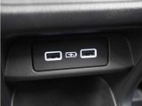 ◆スマートフォンの充電等にも便利な電源ソケットも使いやすい場所に装備されています。