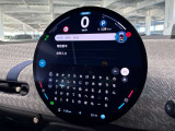 デジタルスピードメーター、航空機のコックピット操作箇所と同じ配色で目が疲れにくいように設計されてます。