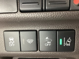 Hondaセンシング用の、VSA(ABS+TCS+横滑り抑制)解除と路外逸脱抑制機能のオンオフスイッチなどはハンドルの右側に装備しています。