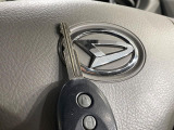 【キーレス】少し離れた場所からでもボタン一つでドアの開錠・施錠ができるのでとっても便利!ドアの鍵穴周りに傷をつけることもありません♪