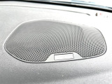 【harman kardon】ハーマンカードンのHi-Fiスペシャリストと共に、モデル別に開発・設計された専用チューニングが臨場感溢れる音響空間を実現しています。