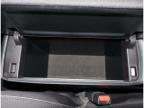 お車の取扱説明書・メンテナンスノート(記録簿)もございます。トヨタのディーラーで安心を買って下さい。当社は無理な勧誘は致しません。まずはお客様からのお問い合わせを心よりお待ちしております。