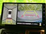 車両周辺の映像に加えて目安となるガイド線も表示され、駐車時の位置確認をサポートします。画面上で周囲の状況を確かめながら、落ち着いて駐車しやすい装備です。