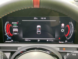 速度やシフト位置、航続可能距離などの情報がディスプレイに集約され、運転に必要な表示をひと目で確認しやすい構成です。中央の車両表示も含め、状況を把握する際に役立ちます。