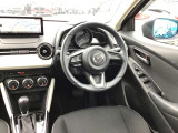 ドライバーが心に余裕をもって運転に集中できること、助手席や後席からもすっきりと前を見通せる空間の起点となり、全員が安心してドライブを楽しめることをモットーにシンプルなレイアウトとなっています。