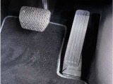 【オルガン式アクセルペダル】人間工学に基づいてオルガン式アクセルペダルを採用しております。運転時の疲労を軽減し、とっさのときの踏み間違いも起きにくくなります。