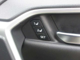 運転席2人分のシート位置を記憶させる事ができます。