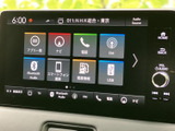 ナビや電話、FM、Bluetoothなどの項目が画面にまとまり、使いたい機能を選びやすい構成です。音源の切り替えも一覧で確認でき、日常の移動に合わせて活用いただけます。