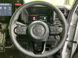 手元には複数のスイッチが配置され、運転姿勢を保ったまま各種操作を行いやすいレイアウトです。メーターとの位置関係も分かりやすく、日々の運転をサポートする装備が揃っています。
