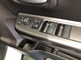 【窓操作部分】運転席のスイッチでは、すべてのウィンドーの開閉操作を行うことができます。