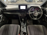 運転席の画像です。足元やシートまわりに余裕があり、リラックスした姿勢で運転が可能です。視界も良好で操作系へのアクセスもしやすく、快適で安心感のあるドライブをサポートします。