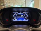 別の表示状態のデジタルメーター。シンプルな室内の中に走行情報をまとめ、運転席から見渡せる構成です。中古車購入前の状態確認もご相談ください。