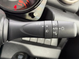 レバーには操作位置を示す表示がまとまり、運転席から確認しやすい構成です。手元で扱いやすく、周囲の状況に応じた操作をスムーズに行える便利な装備です。