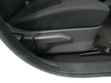 運転席シートには手動式のシートリフター機能が備わっています。