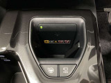 置くだけ充電は充電ケーブルを使わないので車内がスッキリするのが魅力ですね。