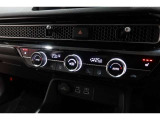 運転席と助手席の温度設定の変更が可能な左右独立タイプのデュアルエアコンです♪♪♪暑がりな人・寒がりな人も誰もが車内を快適にお過ごしいただけます♪♪♪