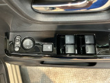 電動格納式リモコンドアミラーと、パワーウィンドウスイッチ等は運転席ドアにあります。