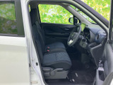 前席は座面と背もたれにゆとりを感じられる造りで、運転席から前方を見渡しやすい空間です。落ち着いた色調でまとめられ、日常使いにもなじみやすい室内です。