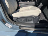 運転席には、前後スライド、リクライニング、前後独立リフター、ランバーサポートなどの電動ポジショニングを備えています。