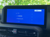 テレビや交通情報、Bluetooth、USBなどの選択肢が並び、利用したい項目を画面上で確認できます。音楽や情報の使い方に合わせて、メニューを選びやすい構成です。
