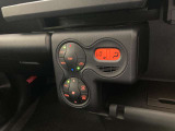 オートエアコンは温度を設定するだけで、自動で風量などを設定してくれます。運転しながら操作も必要ないので、安全性も向上します。