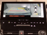 バックカメラの他に上から見下ろしたような画像が見れるアラウンド(全方位)モニター。前後左右を把握できる、すごい機能が装備されています!