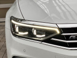 先進のIQ.LIGHTが周囲の状況に応じて配光を制御。夜間の視認性向上に貢献します