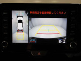 パノラミックビューモニターを装備。駐車場や交差点でクルマを真上から見るように周囲を確認できます。機能の詳細は販売店スタッフまでおたずねください。