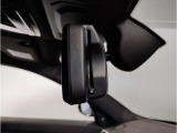 BMWではルームミラーの裏側にETCの車載器が内蔵されており、別途で車載器の購入必要なしで非常にスマート。皆様が驚かれるポイントのでもあります