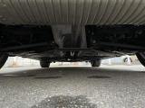 気になる中古車の下廻り。もちろん、納車時には整備スタッフによる点検を実施致しますので安心してご購入いただけます。