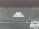【ホンダセンシング】走行中に前方の車両等を認識し、衝突しそうな時は警報とブレーキで衝突回避と被害軽減をアシスト。より安全にドライブをお楽しみいただけます。