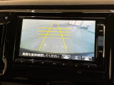 リバースギアに入れるだけで後方の表示へ切り替わります。夜間や雨の日の駐車も楽になりますよ。