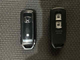 スマートキーを装備しています。鍵を差し込むことなくドアロックの開け閉めと、スタートボタン操作でのエンジンスタートができます。スペアキーも同じものを用意しております。