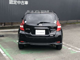 リヤウインドウからリヤコンビネーションランプに回り込む、独特なブーメランシェイプが特徴的なリヤスタイル