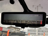 スマートルームミラーも付いています。後方ピラーや荷物、後席に同乗している方や曇りなど視界が遮られた場合でも後方カメラからの映像で安全確認をすることができます。