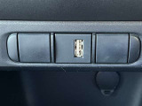 USB端子付 スマホやタブレットの充電や車内オーディオとの接続に使える便利なポートです