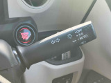 車外の明るさに応じて自動で点灯する【オートライト】機能が付いています。